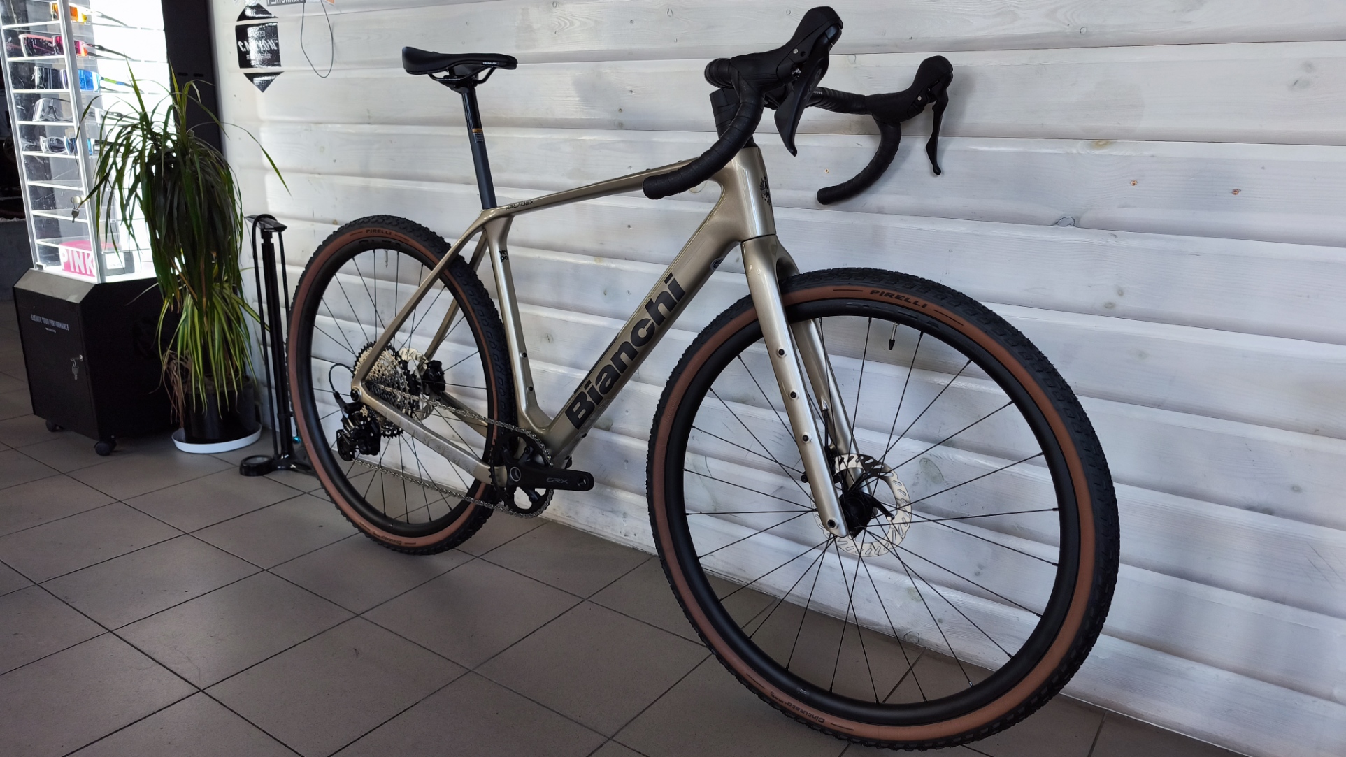 Bianchi Arcadex Comp GRX Metal Sand M — Bok — strona lewa