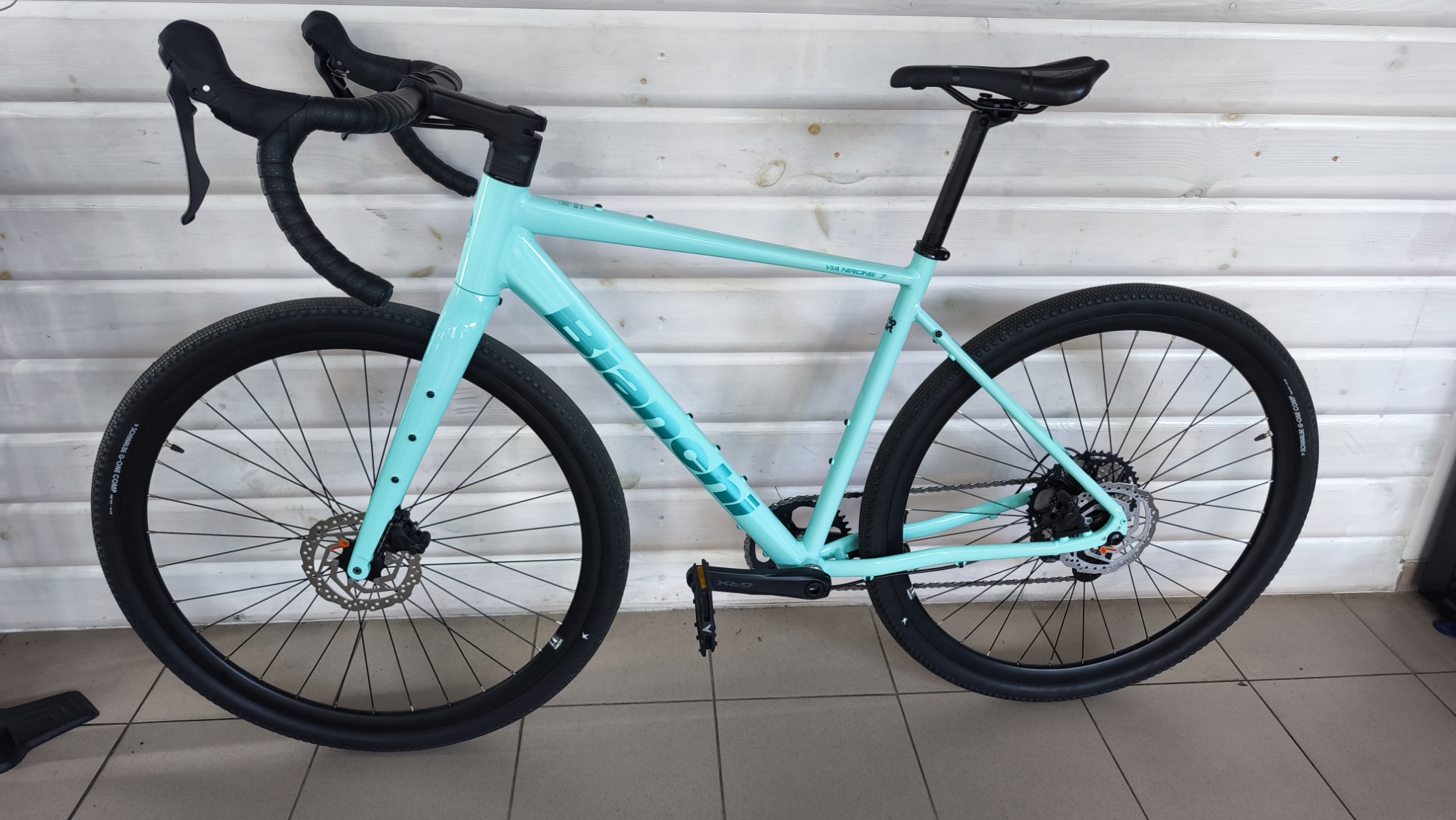 Bianchi NIRONE 7 DISC GRX610 12SP Celeste 55 — Bok — strona lewa