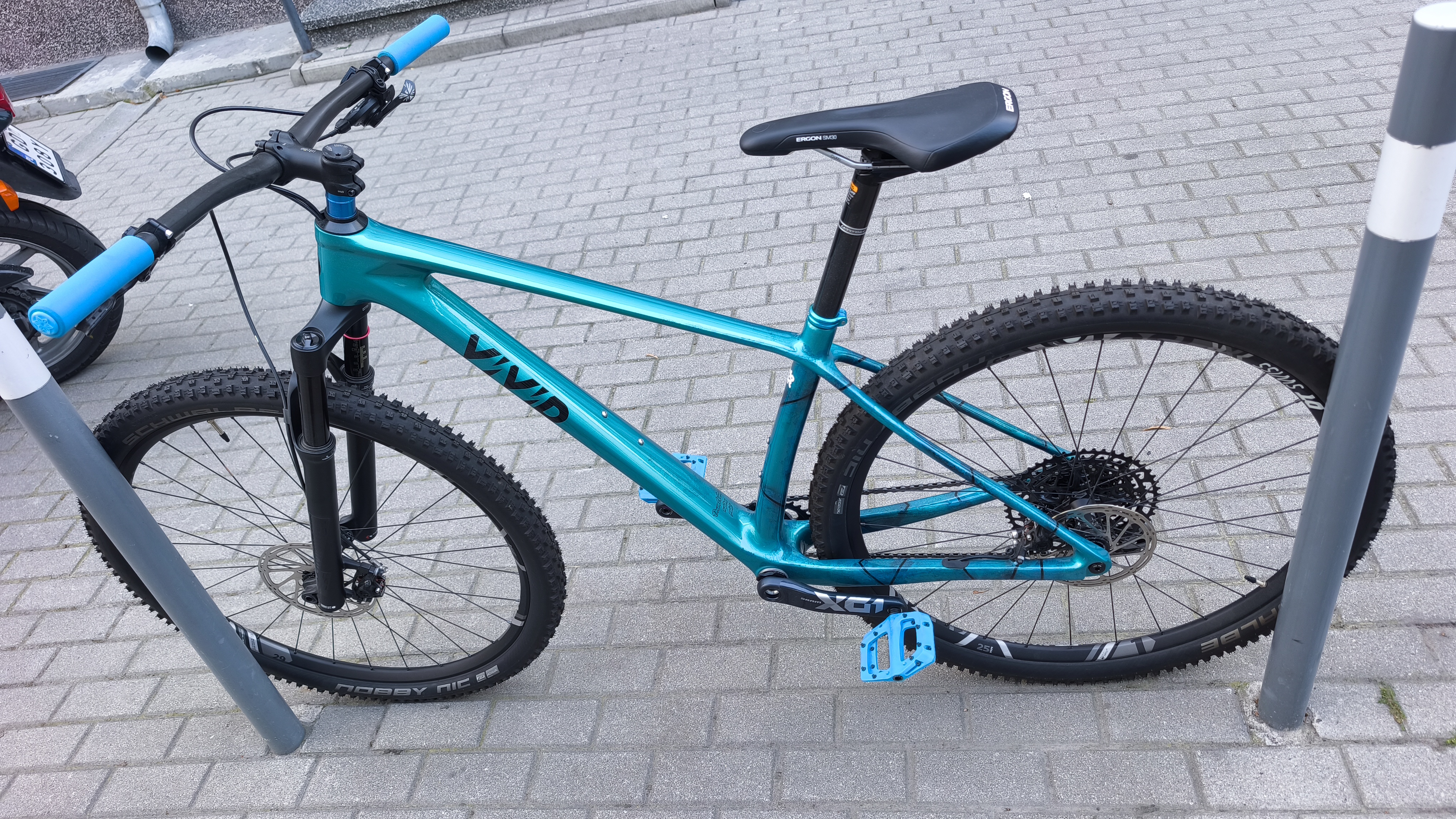 Vivid XC RC — Bok — strona lewa