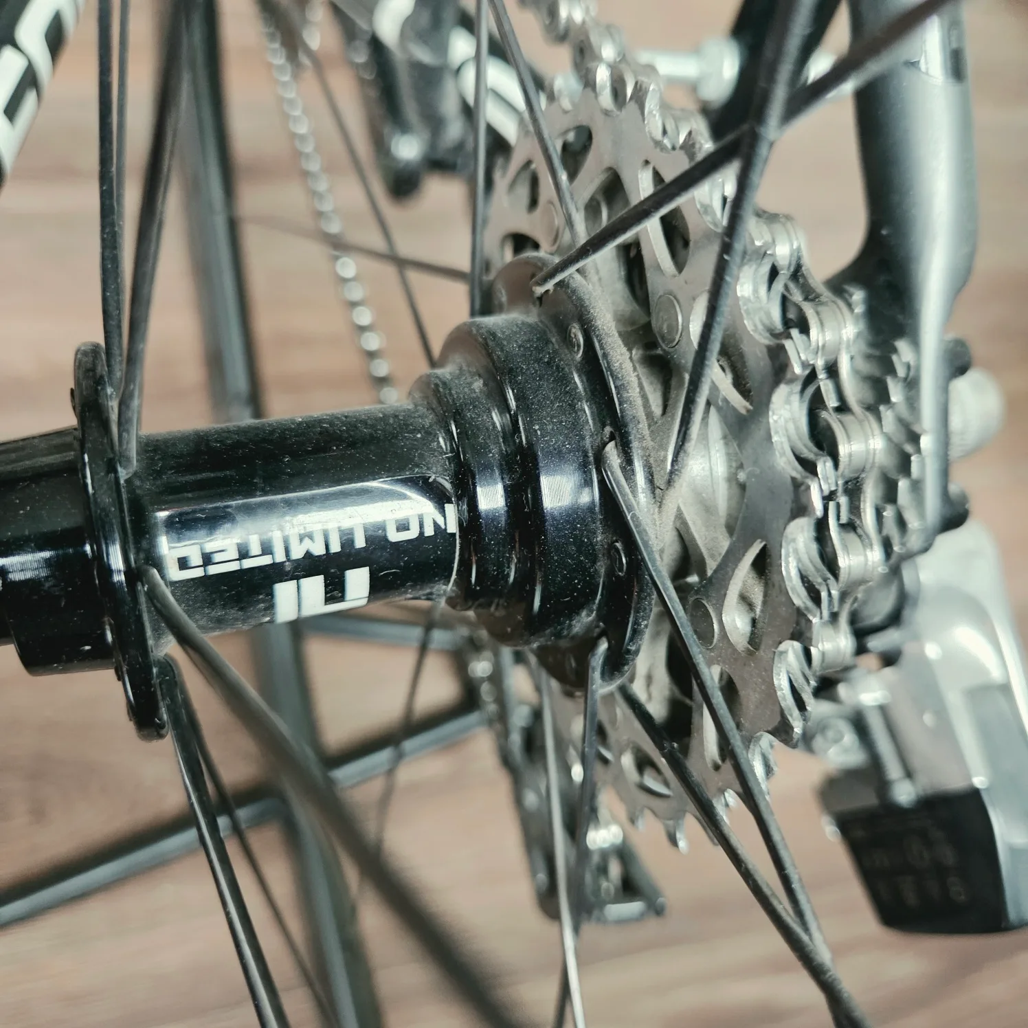 Focus Izalco Max Carbon | SRAM Red eTap 2x11 | Koła Carbon No Limited — Bok — strona lewa