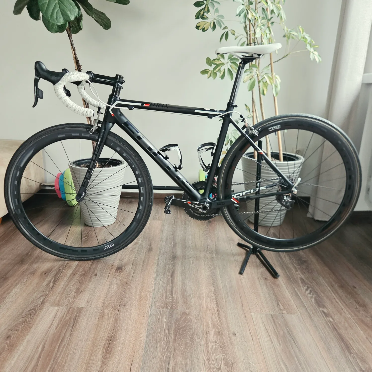 Focus Izalco Max Carbon | SRAM Red eTap 2x11 | Koła Carbon No Limited — Dodatkowe