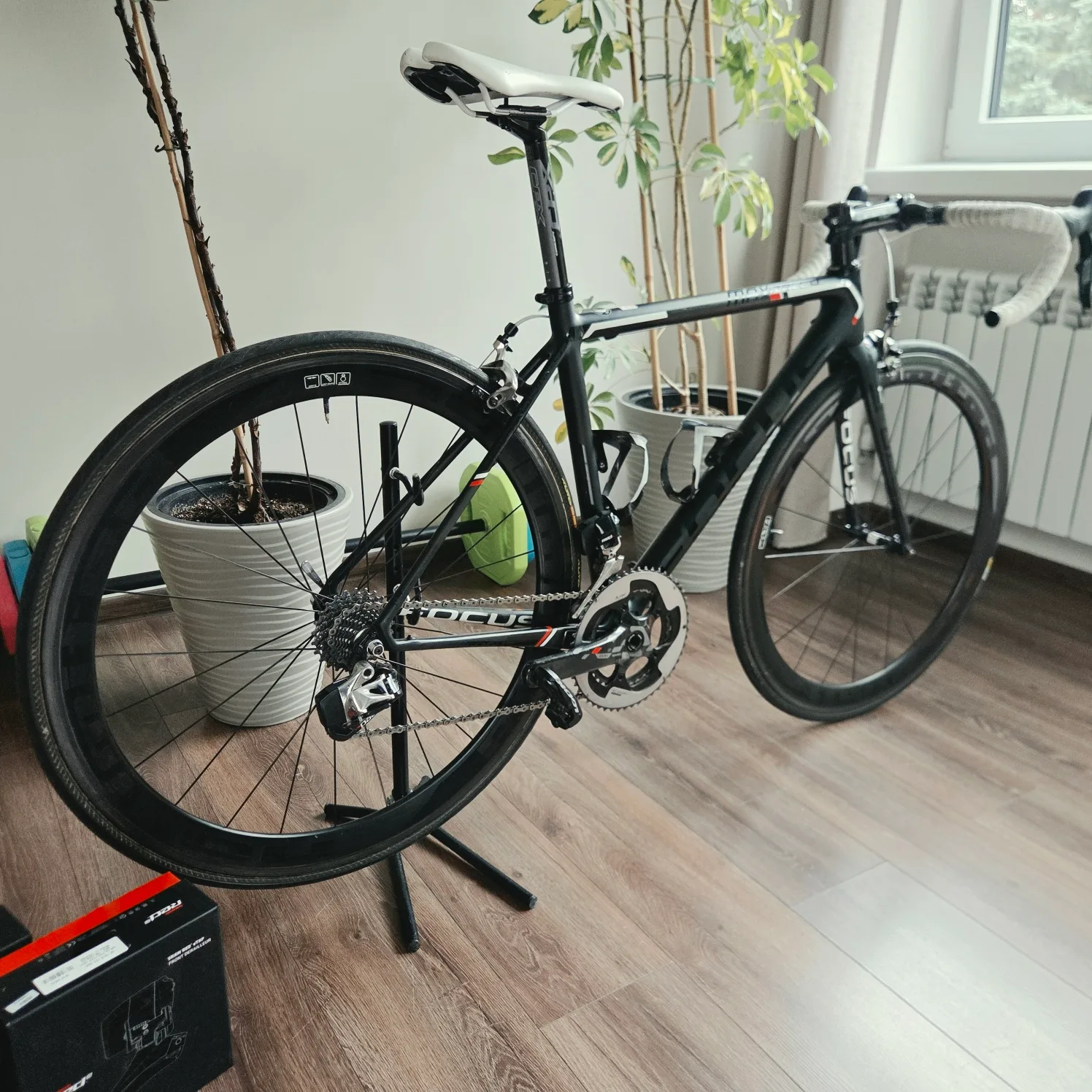 Focus Izalco Max Carbon | SRAM Red eTap 2x11 | Koła Carbon No Limited — Dodatkowe