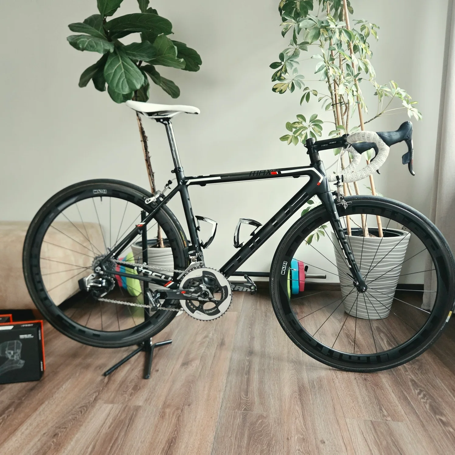 Focus Izalco Max Carbon | SRAM Red eTap 2x11 | Koła Carbon No Limited — Dodatkowe