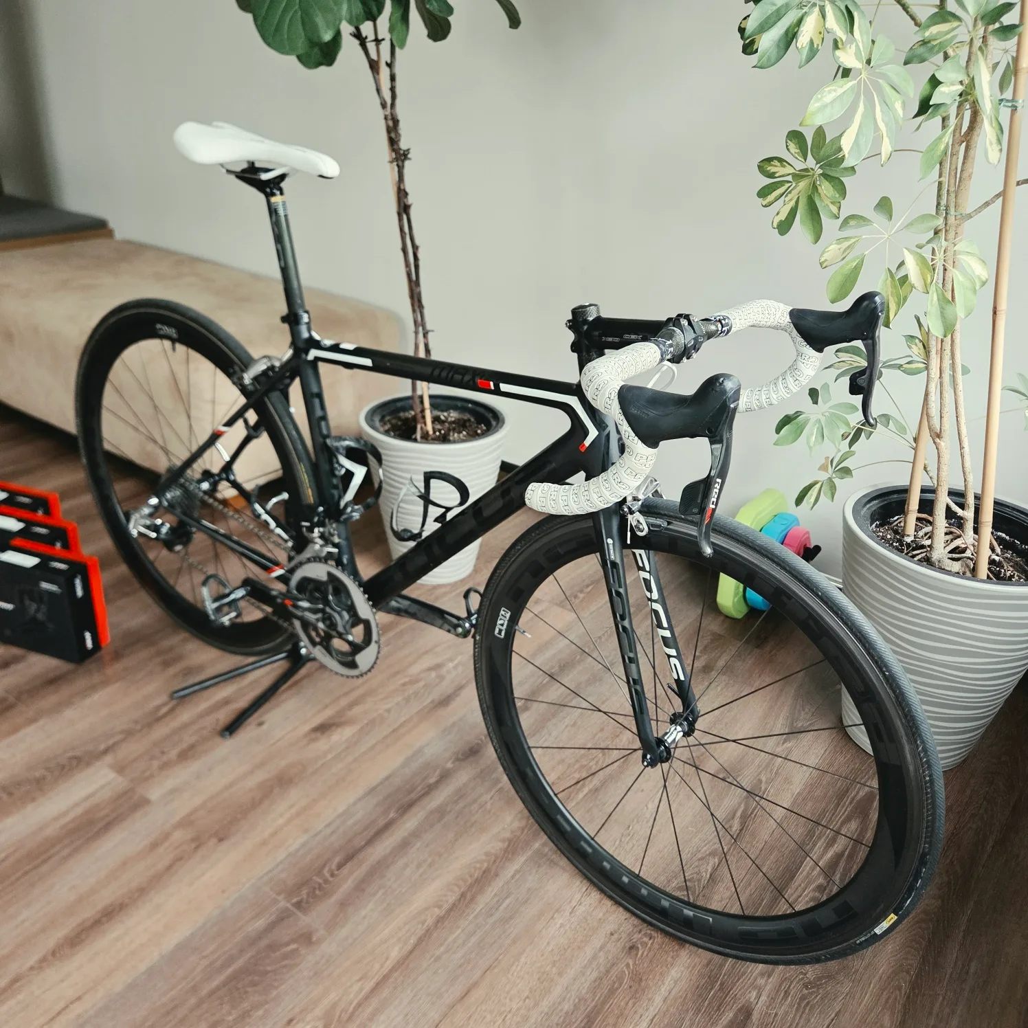 Focus Izalco Max Carbon | SRAM Red eTap 2x11 | Koła Carbon No Limited — Dodatkowe
