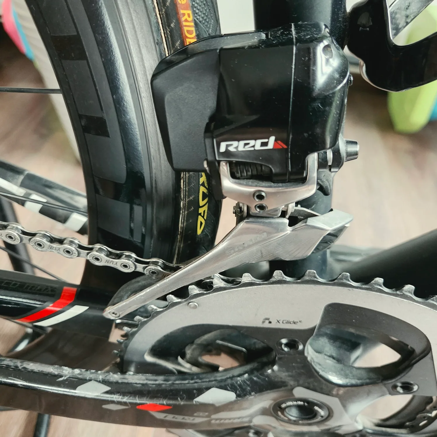 Focus Izalco Max Carbon | SRAM Red eTap 2x11 | Koła Carbon No Limited — Zbliżenie napędu
