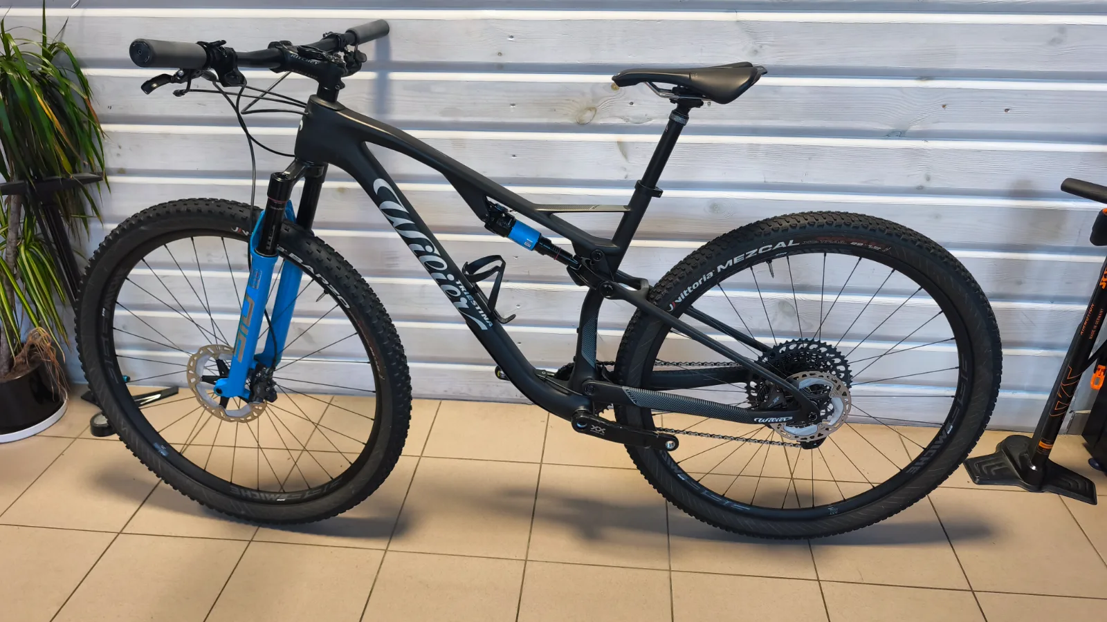 Wilier Urta SLR Sram GX AXS Custom XX Powermeter — Bok — strona lewa